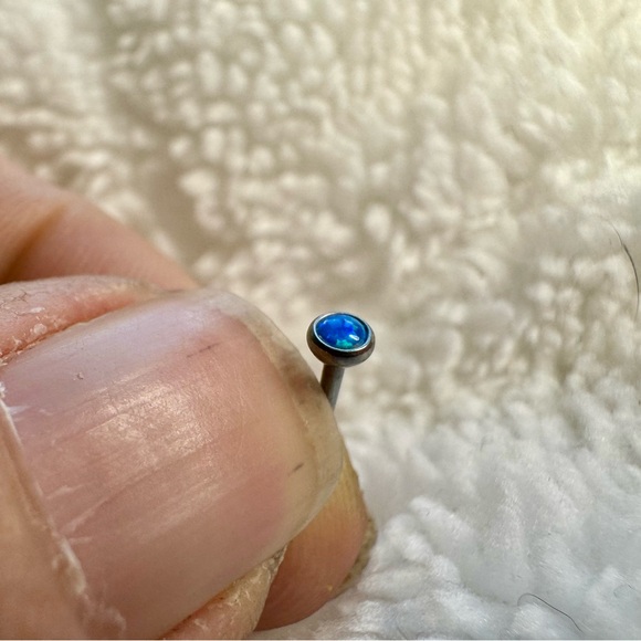Nose screw with blue stone. 16g. - Picture 6 of 9